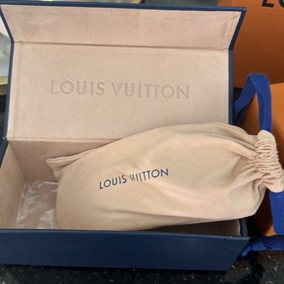 Authentic 💯 - Picture 9 of 9